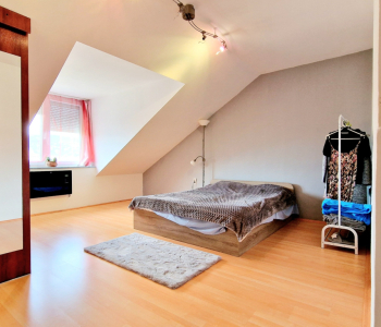 Eladó tetőtéri két hálószoba plusz nappalis lakás nagy étkezővel