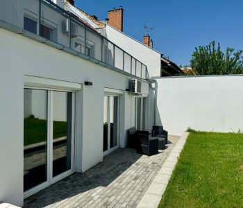 Kiadó Pécsen egy 62 nm-es 2024-ben épült modern földszintes lakás. 15 nm-es terasszal, autóbeállóval rendelkezik és az egyetemtől csupán pár perc sétára található! 